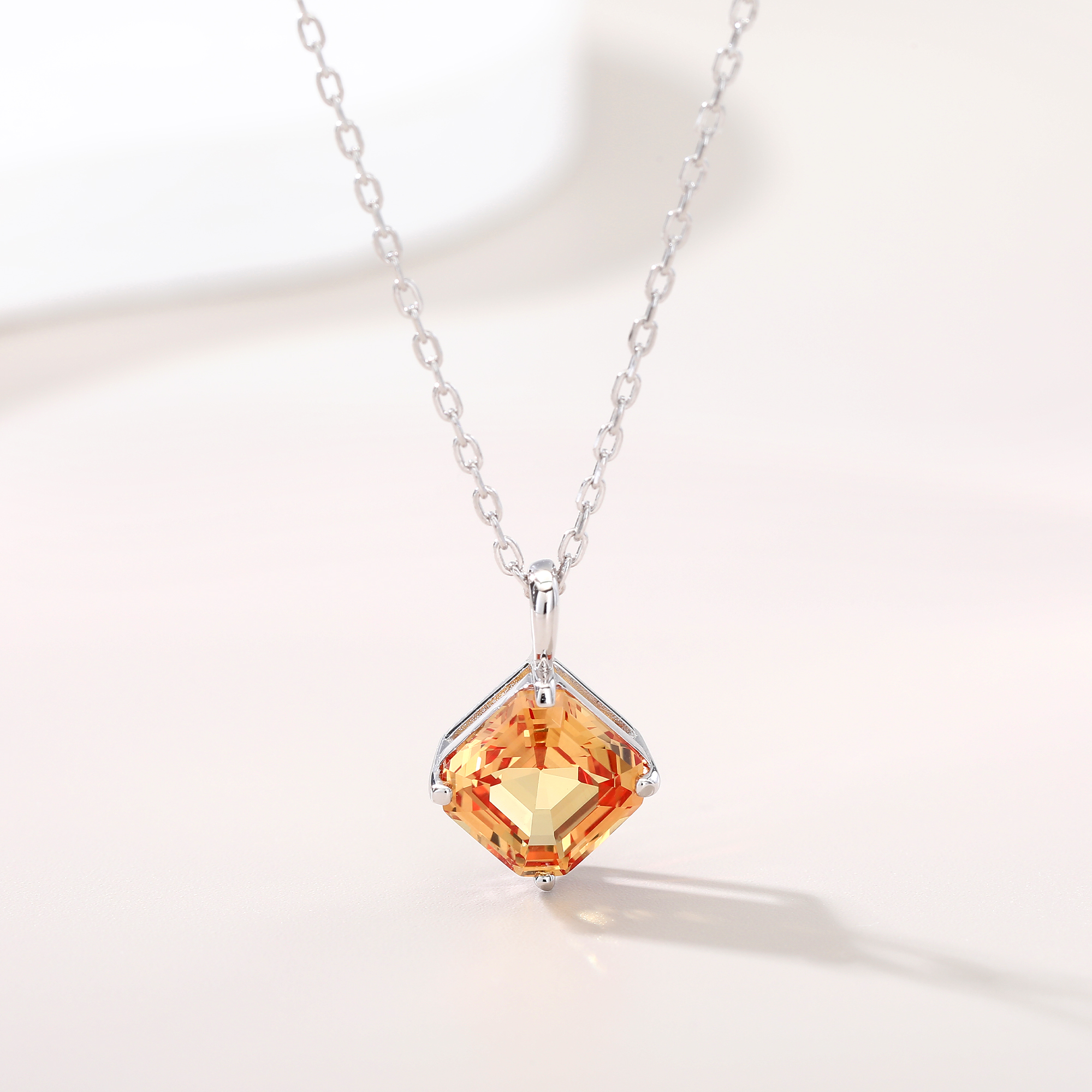 Bezel-Set Diamond-Shaped Small - مراجعة Bezels Set Pendant وسعره