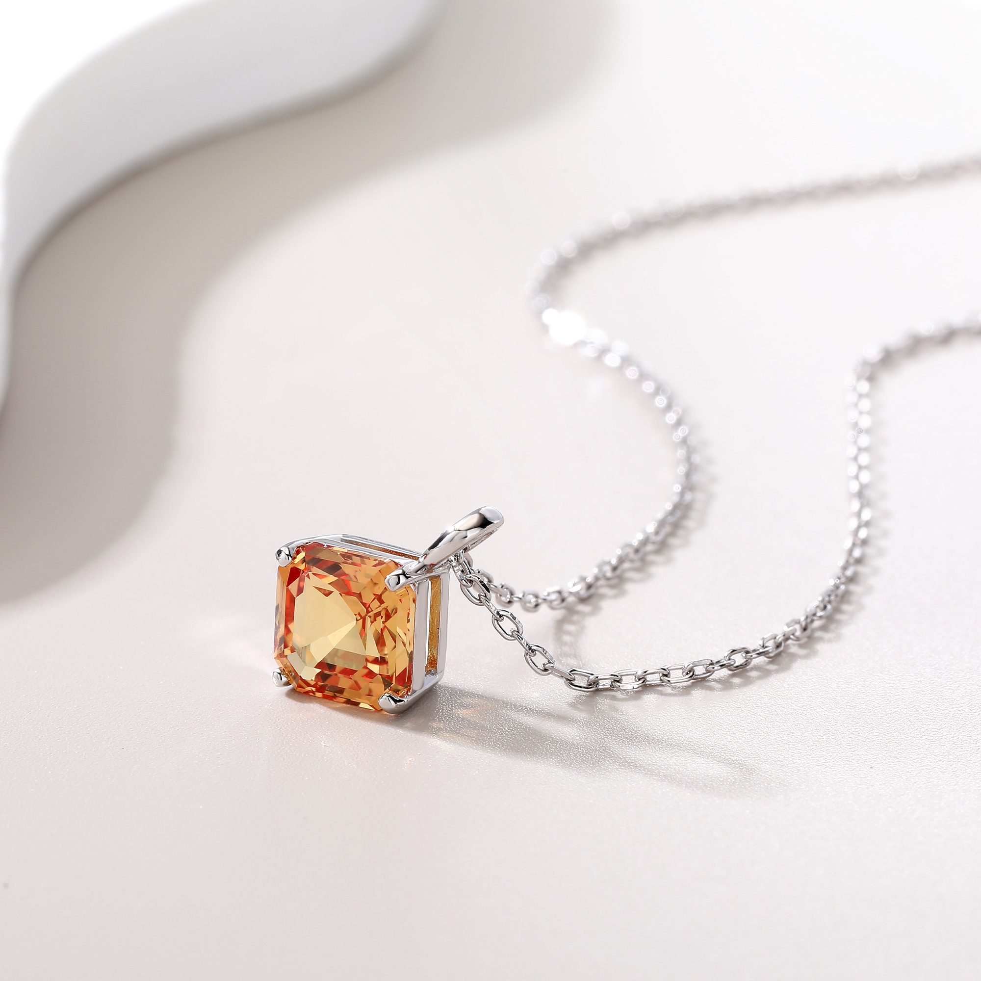 Bezel-Set Diamond-Shaped Small - مراجعة Bezels Set Pendant وسعره