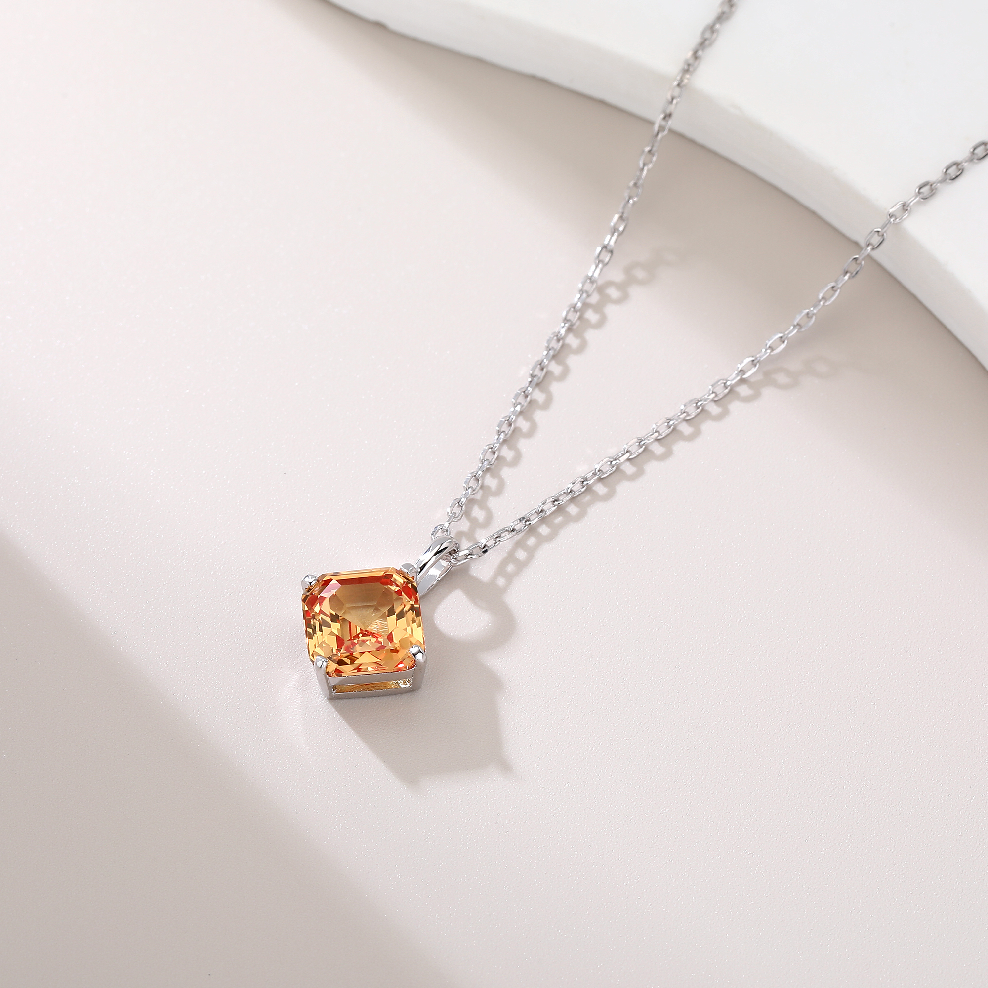 Bezel-Set Diamond-Shaped Small - مراجعة Bezels Set Pendant وسعره